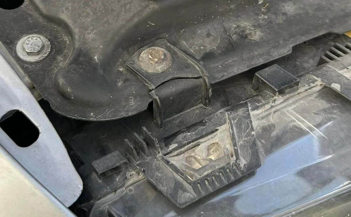 E46 broken headlight tab fix