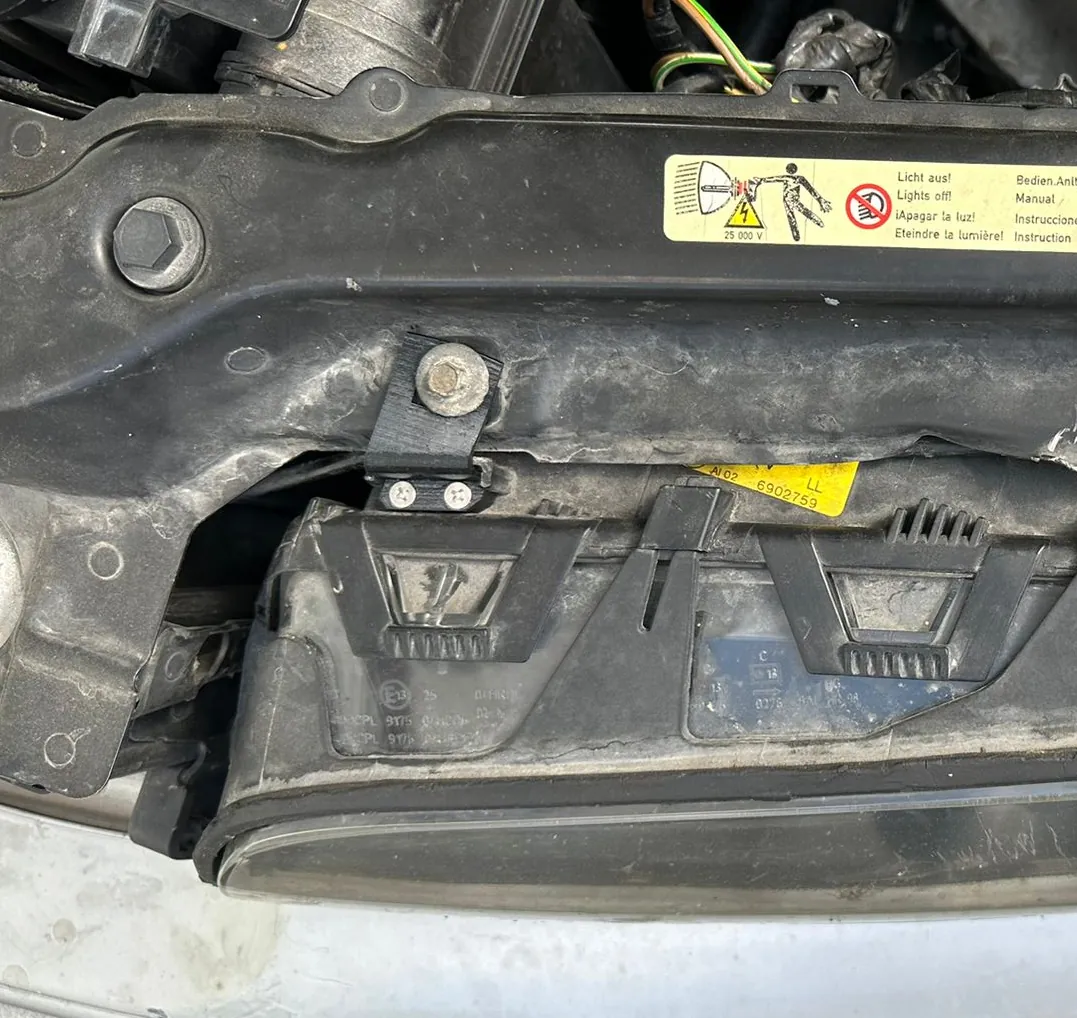 E46 headlight replacement tab installed