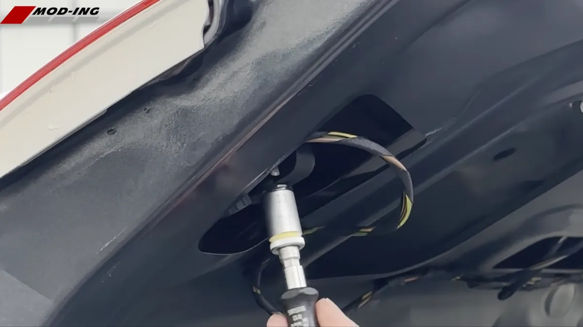 how to remove e92  taillight from boot door