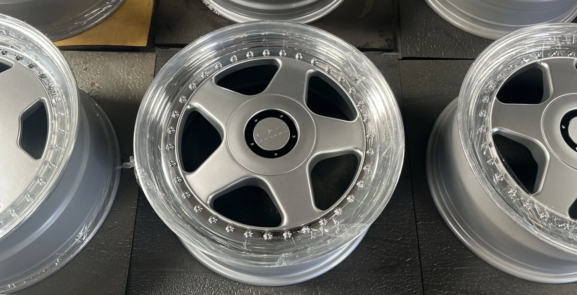 OZ wheel alu billet center caps M298 - Futura Fittipaldi 3 OZ M298 ALUMINUM BILLET CENTER CAP mounted wheel