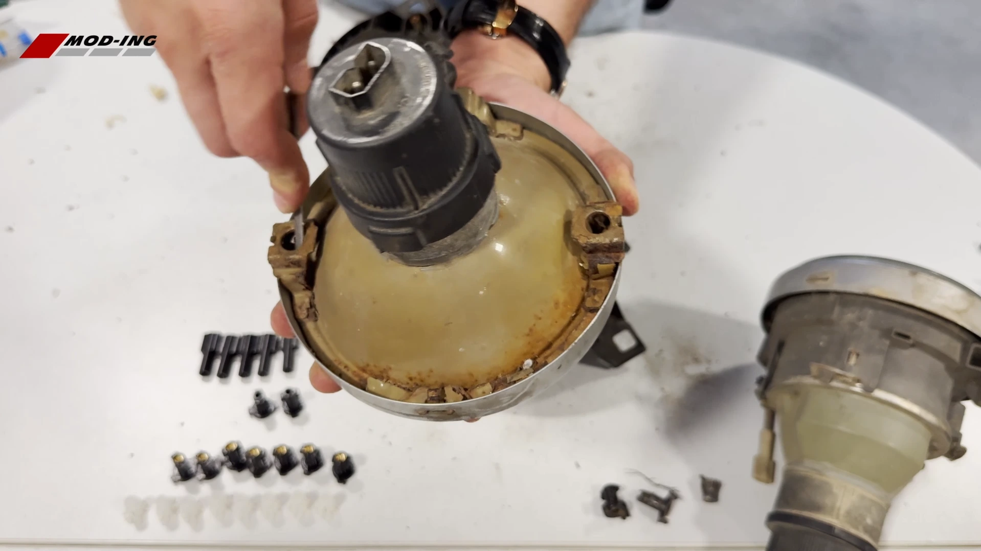 6 e30 headlight remove rust from lens housing